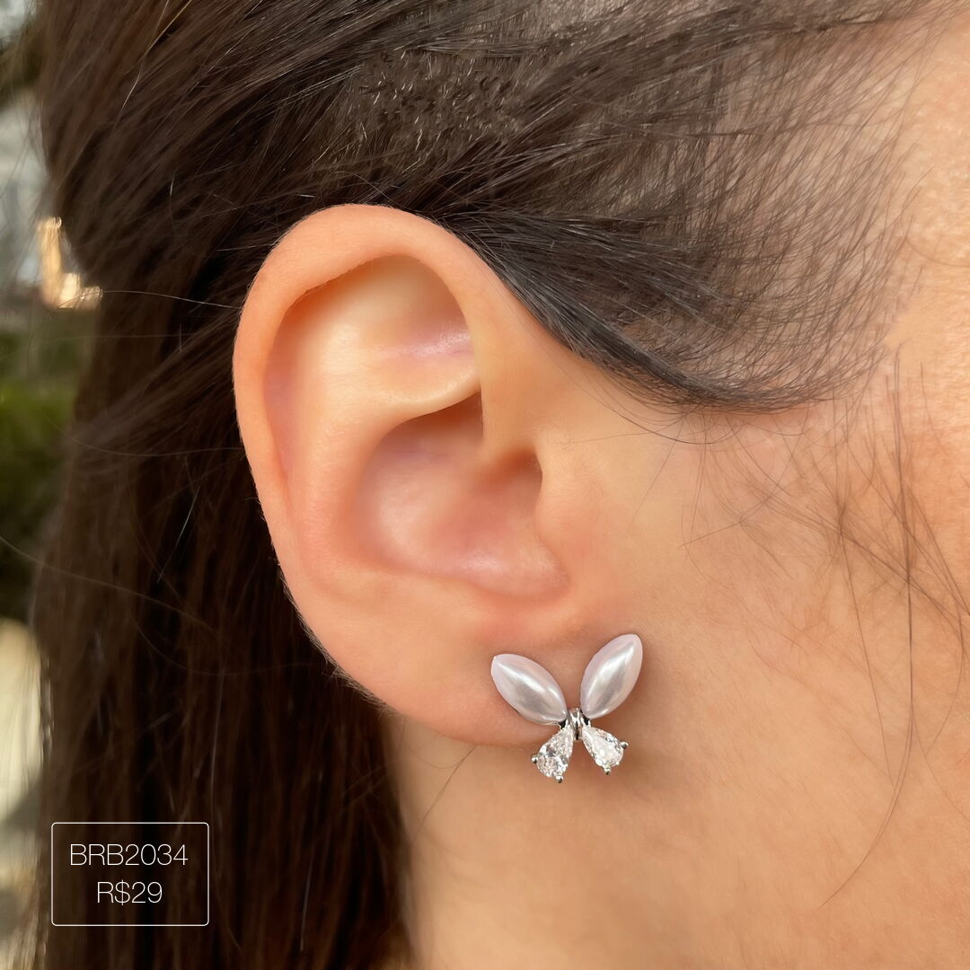 Brinco Borboleta c/ Asas de Pérola Cravejado Cristal Prateado